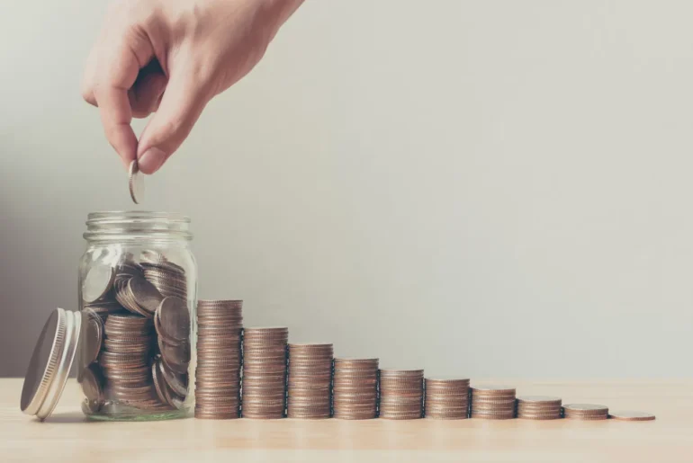 Un aspecto crucial de esta Educación Financiera sobre el Ahorro y presupuesto es comprender la importancia del ahorro y la elaboración de un presupuesto.
